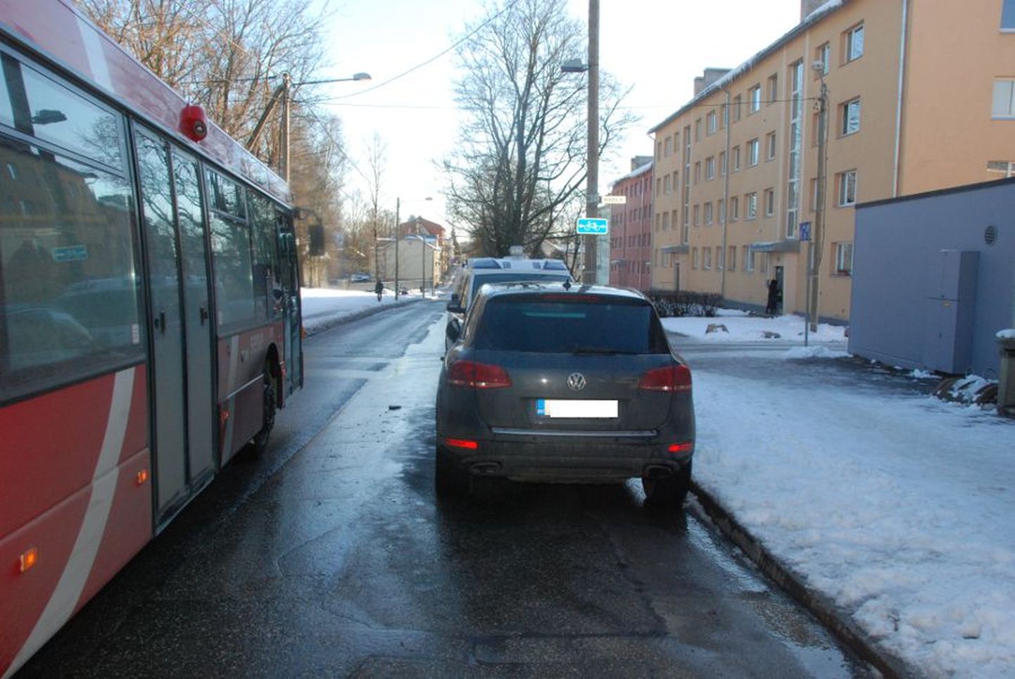 В Тарту на улице Тяхе неизвестный врезался в припаркованный Volkswagen.