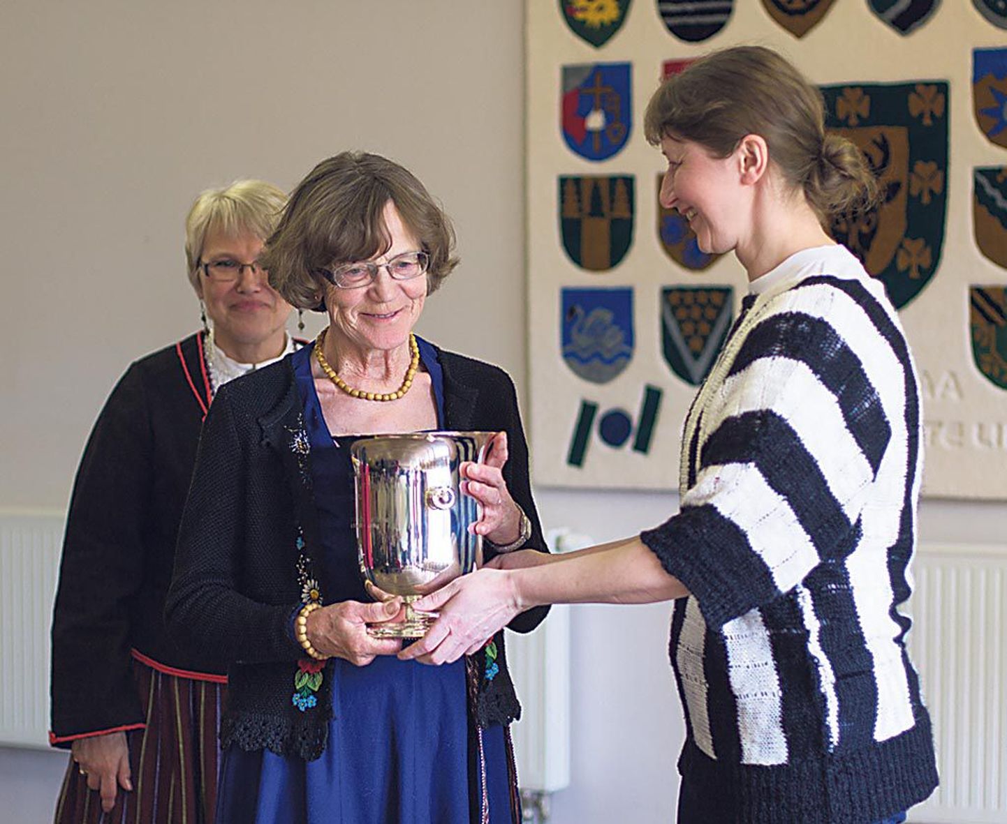 Maakarja kasvatajate seltsi hõbekarikas rändas Pärnumaalt Saaremaale, auhinna võttis Piret Alfthanilt (paremal) vastu Liia Sooäär.