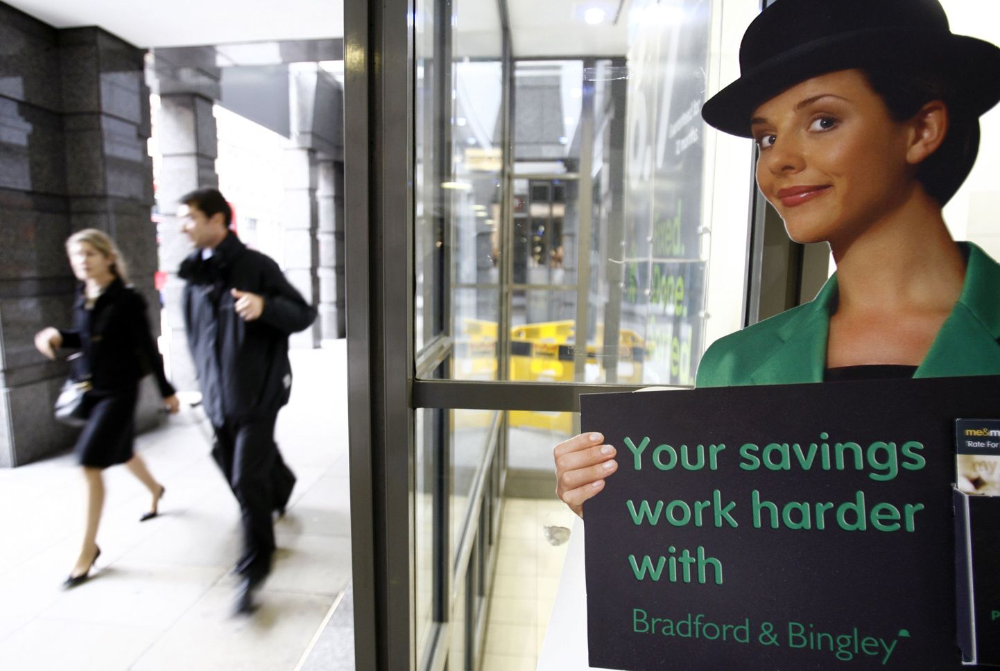 B&B reklaam Londonis: sinu säästud töötavad kõvemini Bradford & Bingleys.