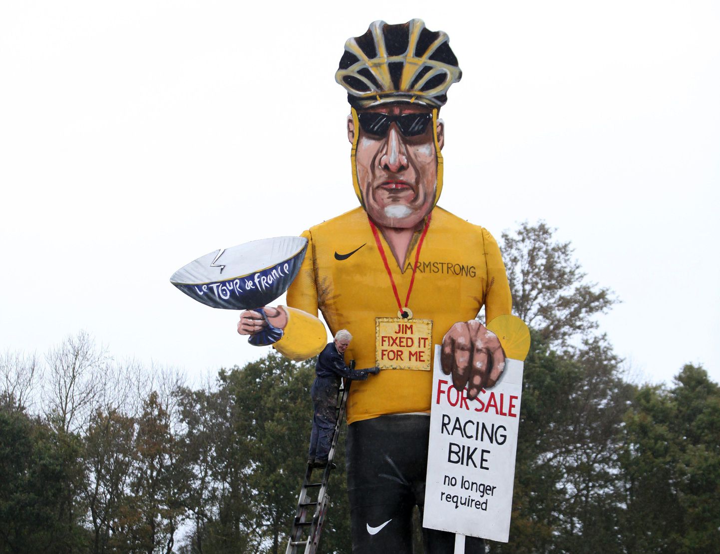 Dopinguskandaali keskmesse sattunud ning seitsmest Tour de France’i võidust ilma jäänud jalgrattur Lance Armstrongist tehti hiiglaslik kuju, mis laupäeval põlema pannakse.