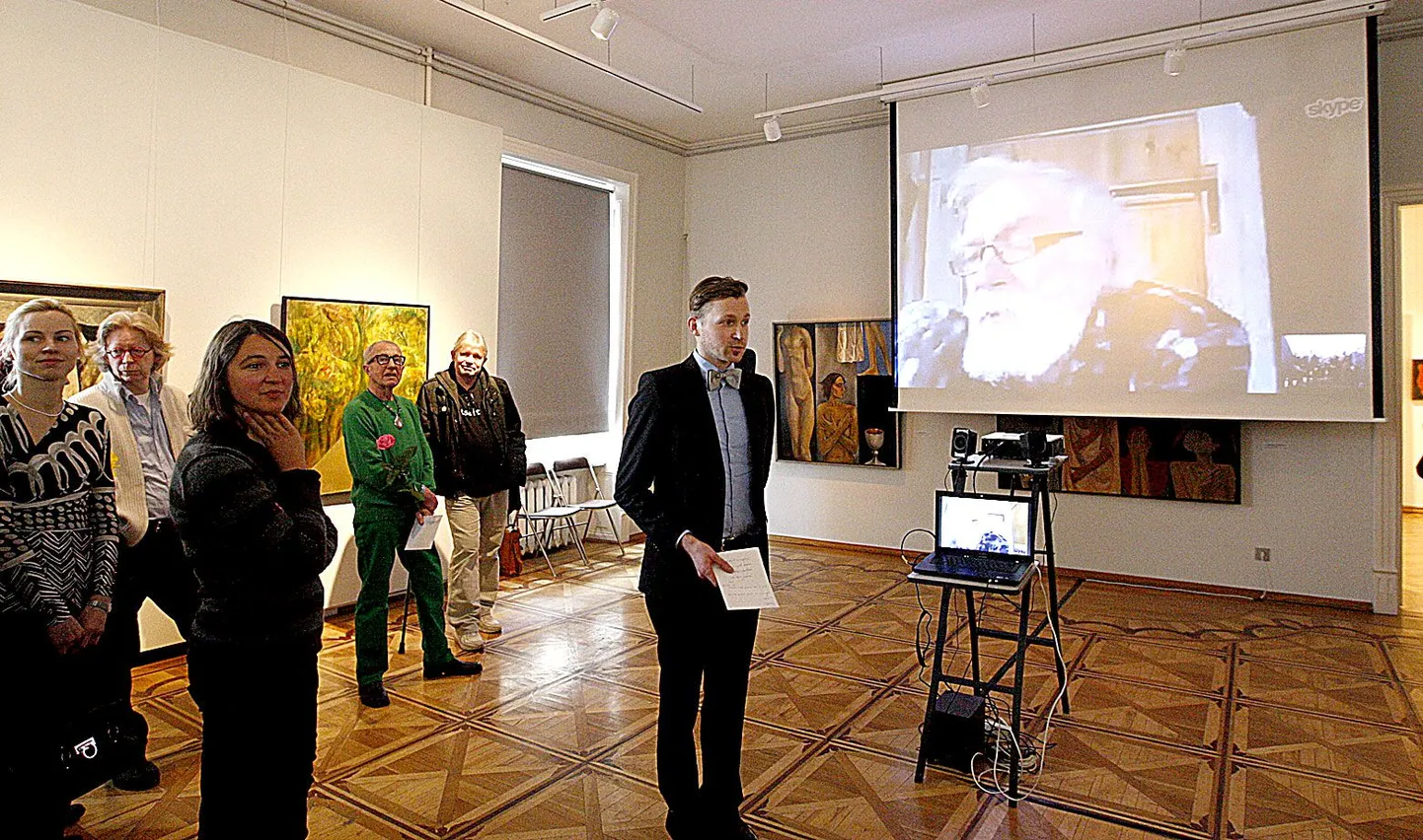 Näituse avamisel esinesid sõnavõtuga kunstnik Enn Põldroos (paremalt, ekraanil), väljapaneku koostaja Tõnis Tatar, kunstnik Silver Vahtre, kunstisõber Kalju Konsin ja Tartu kunstimuuseumi direktor Rael Artel.