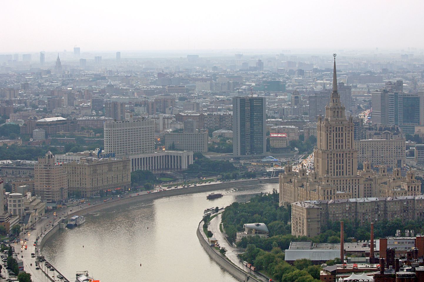 Вид на Москву-реку и здание правительства РФ.