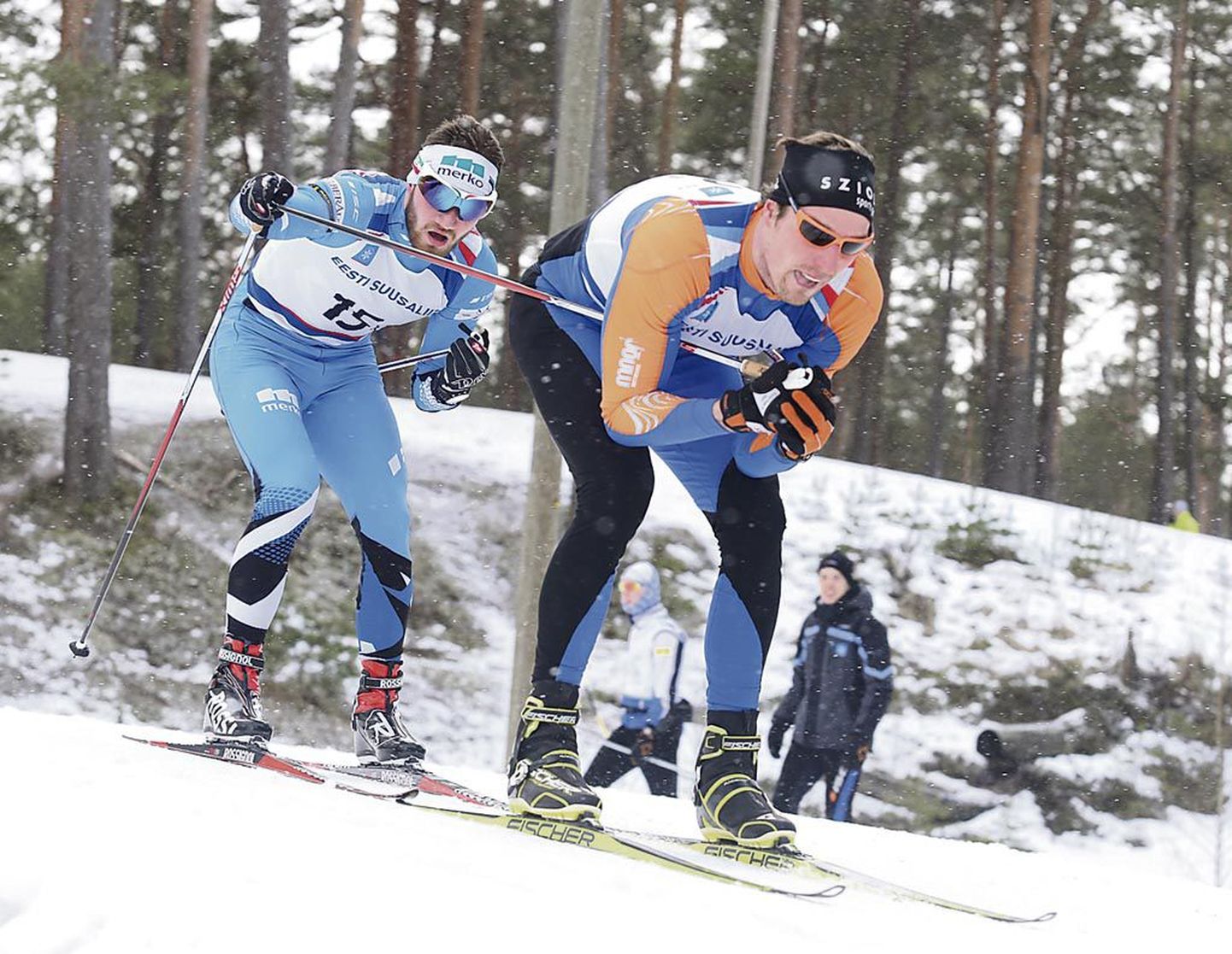 Kein Einaste (paremal) teenis Jõulumäel toimunud Eesti meistrivõistlustel kaks medalit. Pikalt Jõulumäel aga tänavu kevadel enam suusatada ei saa.