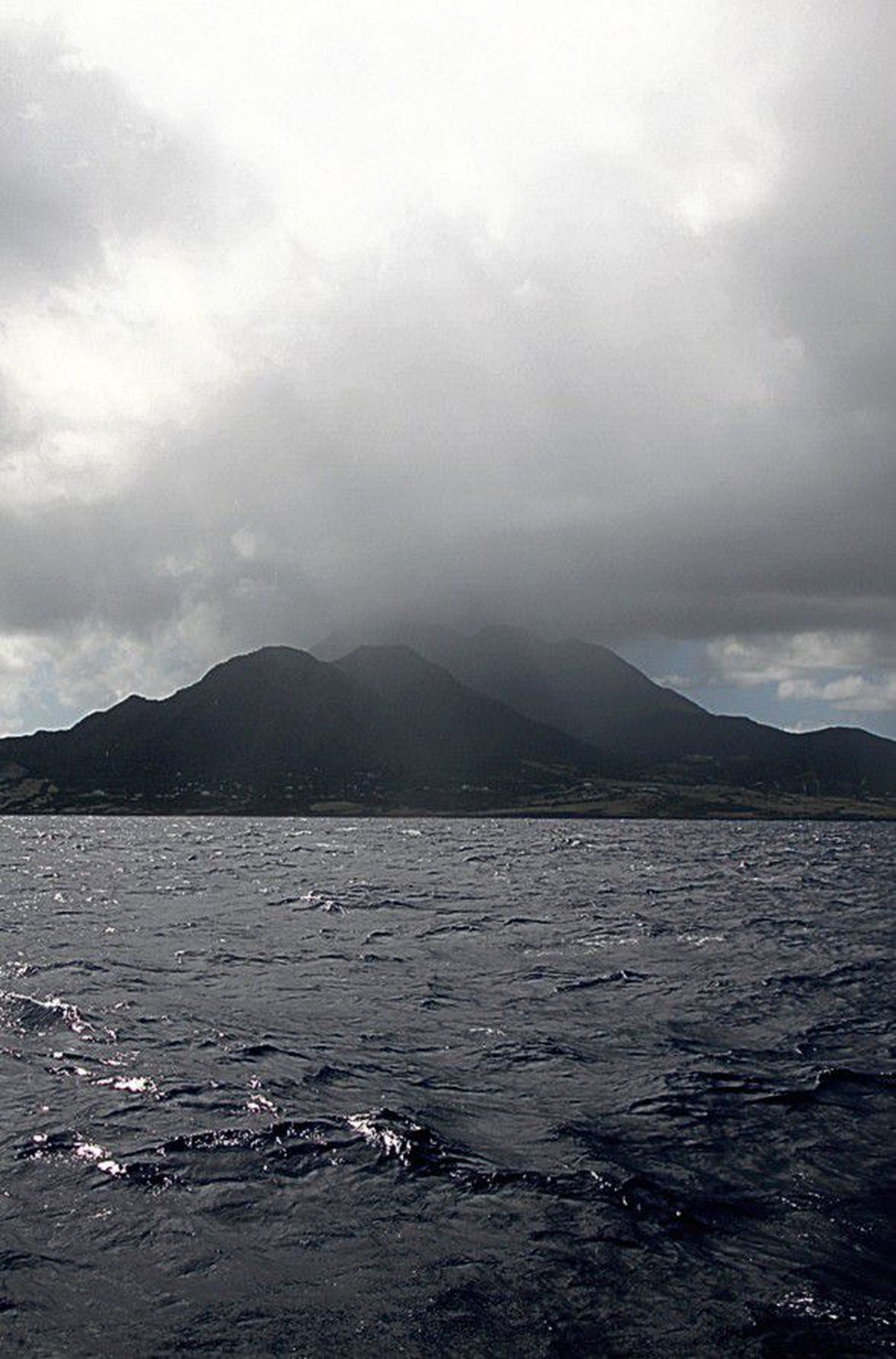 Tüüpiline Kariibi mere saar: keskel kõrgumas kunagine vulkaanikraater.