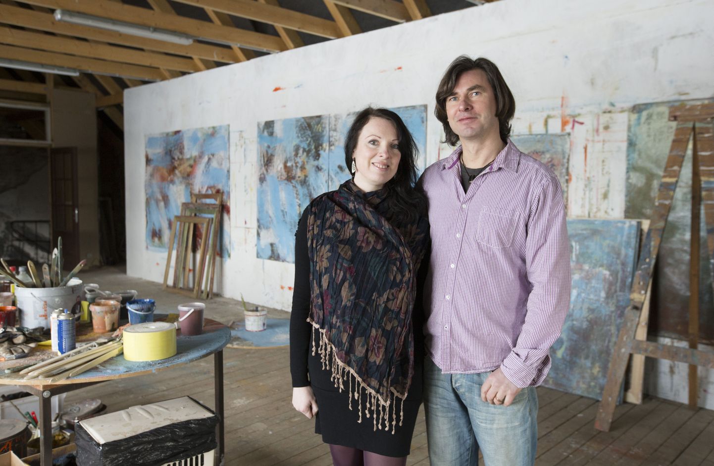 Katusealuses ateljees: Katrin Valdre ja Sven Saagi töötuba, kuhu on oodatud ka teised kunstnikud.