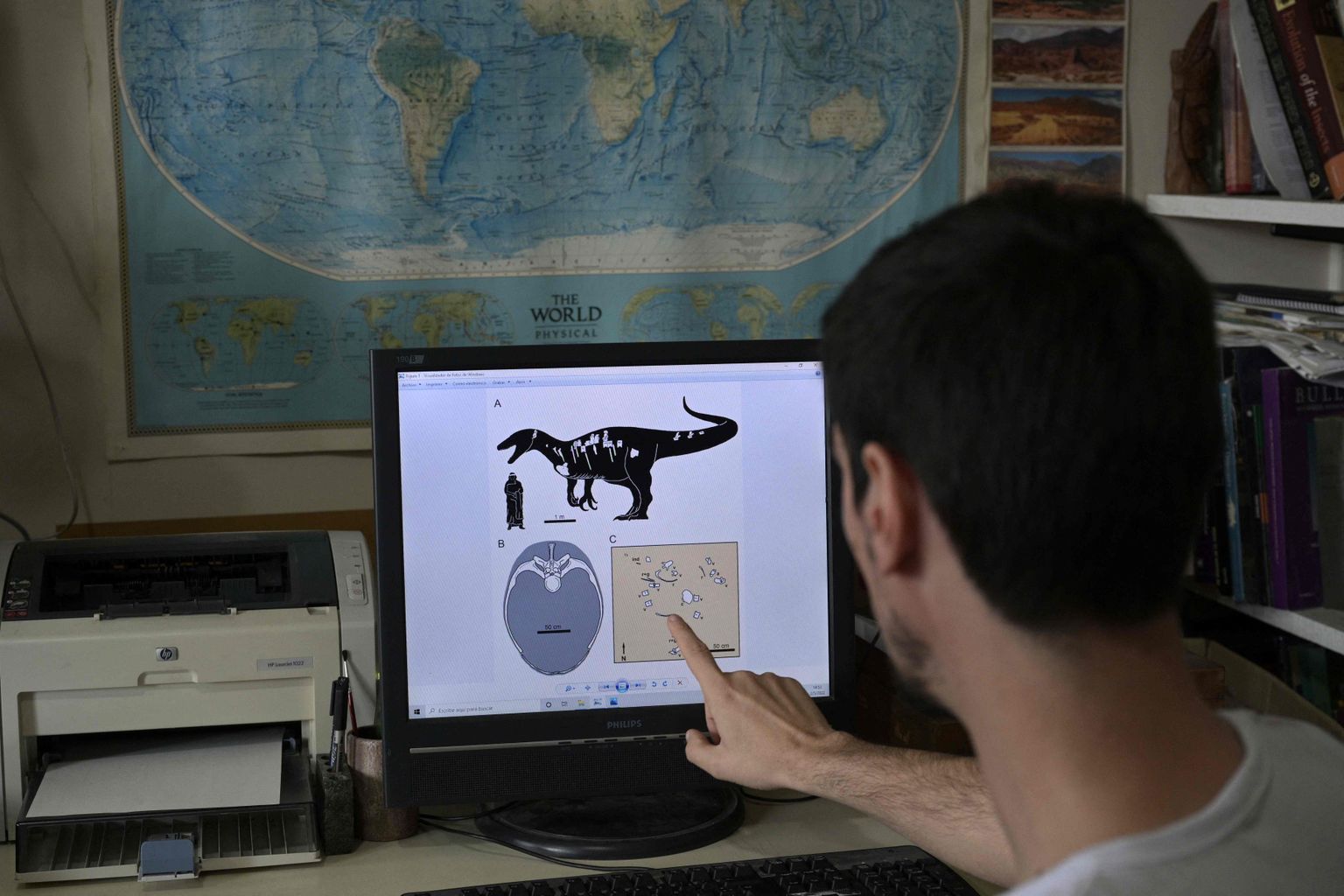 Argentina paleontoloog Mauro Aranciaga selgitab, milline võis välja näha tema avastatud sauruseliik Maip macrothorax.