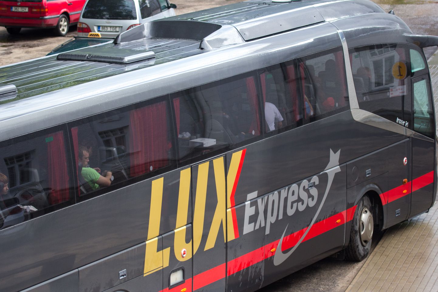 Lux Express reisibuss saabub Valga jaama.