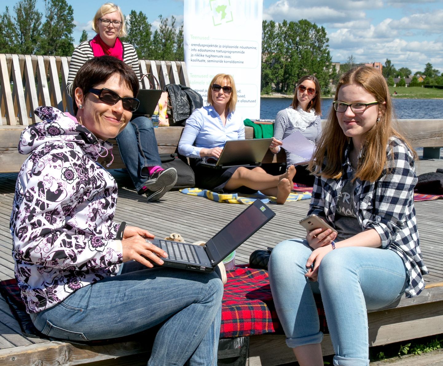 Pärnumaa ettevõtlus- ja arenduskeskus kolis väljas töötamise päeva puhul oma kontori Pärnu jõe äärde pargipingile.