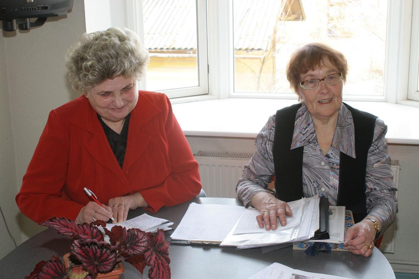 Järvamaa pensionäride koondise uue juhatuse esimehe Mare Veermaa (vasakul) meelest on Helga Rööpson paarikümne aastaga lati nii kõrgele tõstnud, et raske on sellist taset hoida.