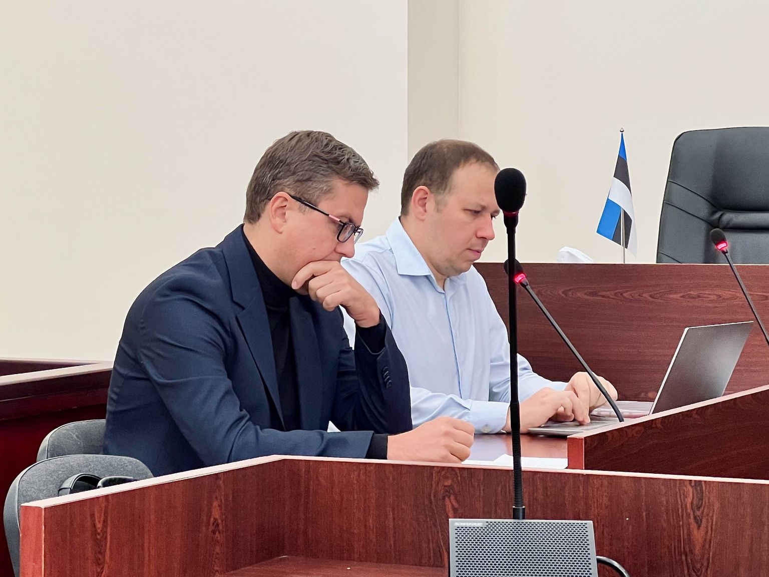 Süüdistatav Sergei Gorlatš (vasakul) ja tema kaitsja Ilja Zujev Viru maakohtu saalis.