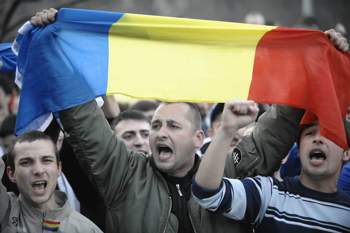Молодой человек с флагом Молдавии. Иллюстративный снимок.