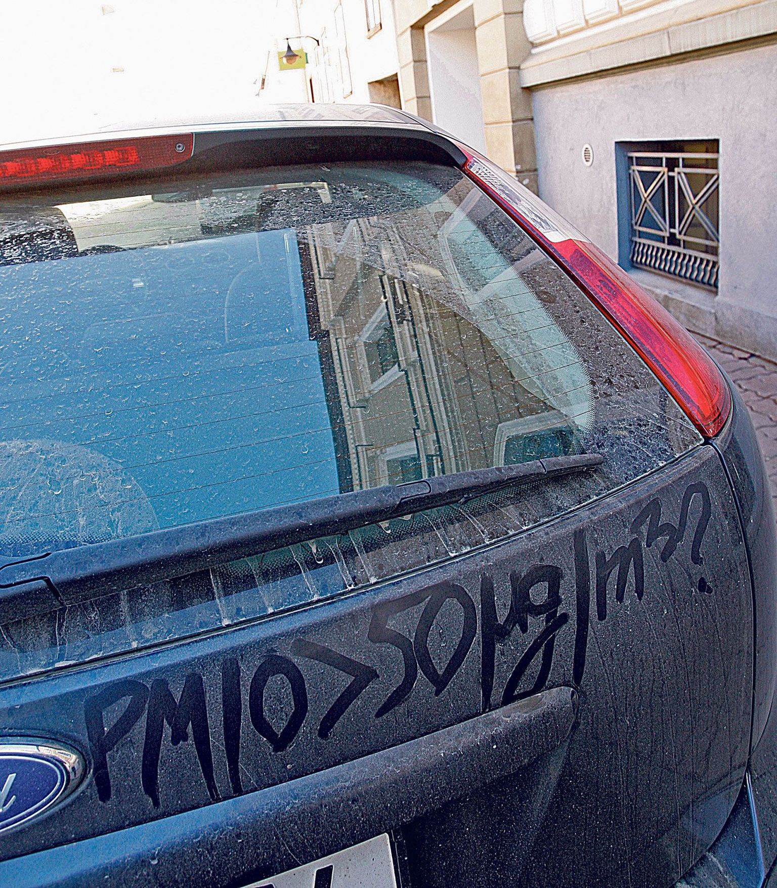 Kuni kümne mikromeetrise läbimõõduga peentolmuosakesi pole palja silmaga võimalik näha ühekaupa, küll aga lademena koos jämedama tolmuga näiteks autodel.