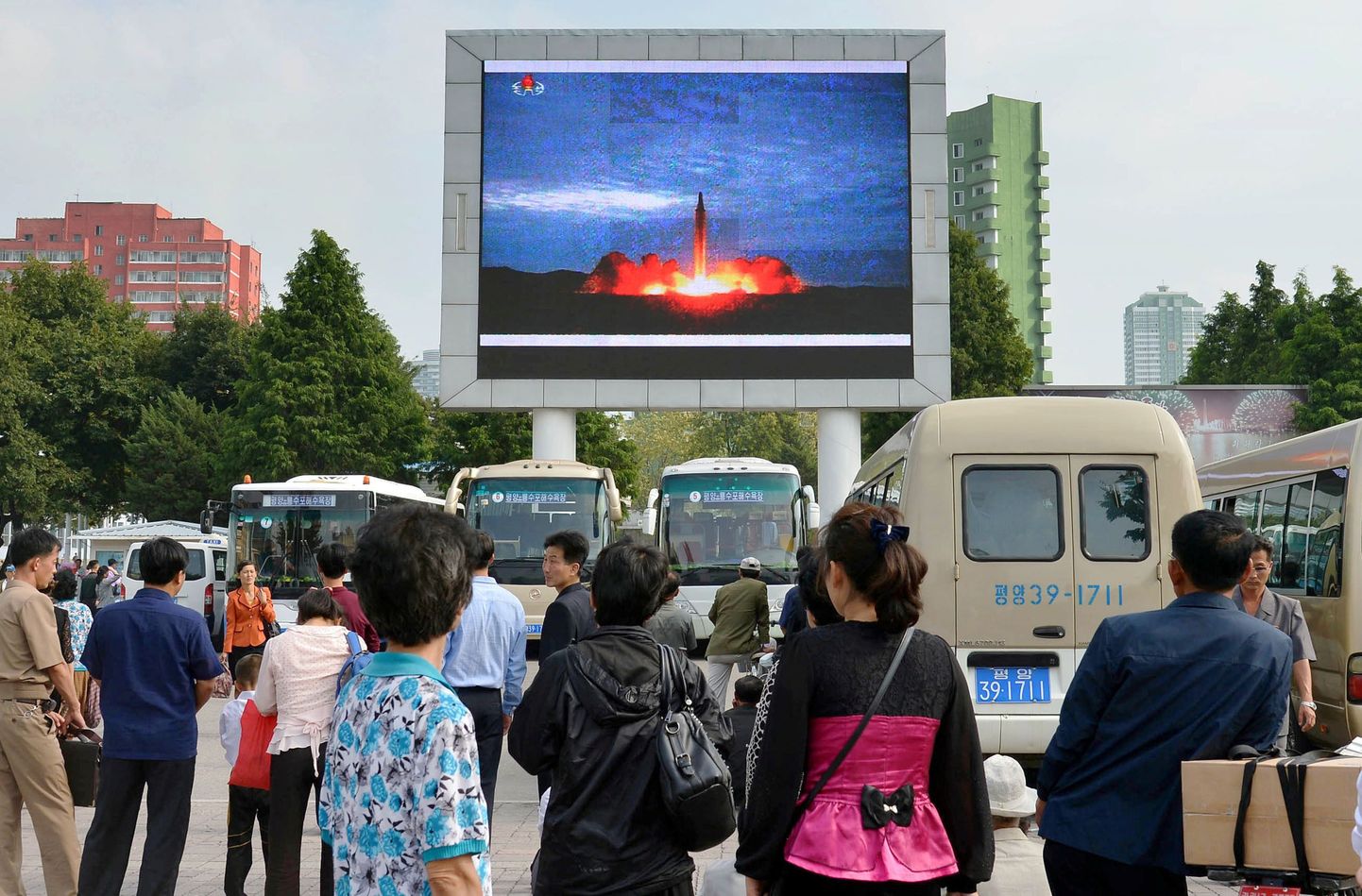 Põhja-Korealased vaatamas Hwasong-12 raketikatsetust.