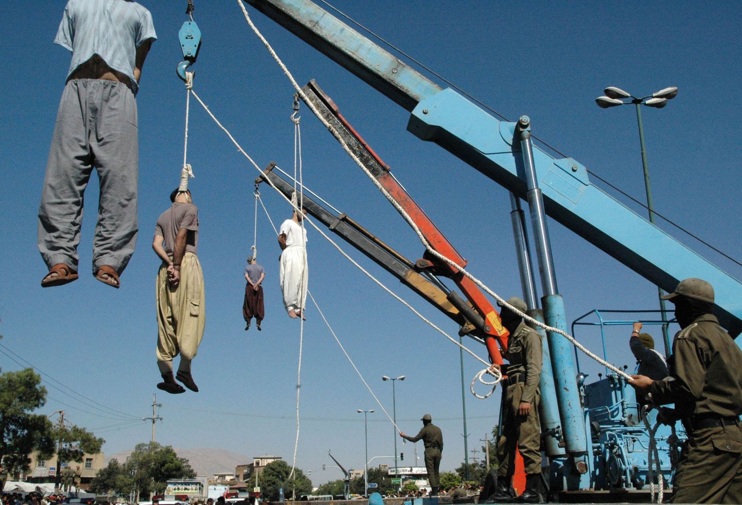 Повешение приговоренных к смертной казни в Иране