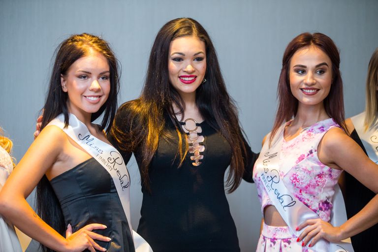 Miss Revali üheksa finalisti pressiesitlus Hilton Tallinnas, keskel ürituse korraldaja Kati Kokkonen