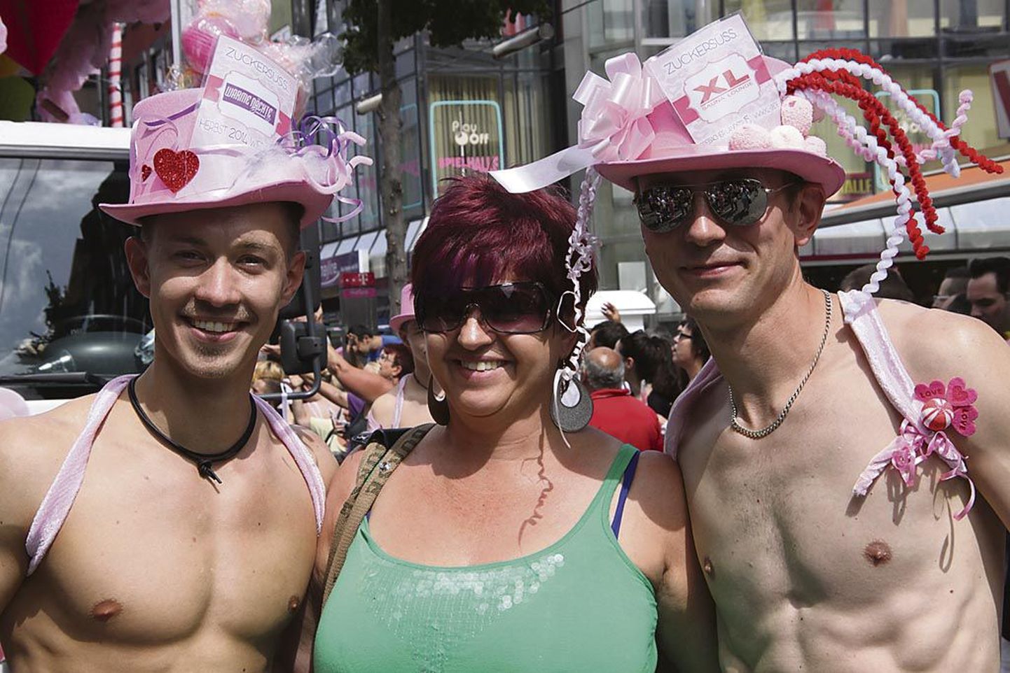61 protsenti Saksamaa elanikest toetab homoabielu. Christopher Street Day paraad Mannheimis läinud suvel, kus linlased lasid ennast meelsasti osalejatega koos pildistada.