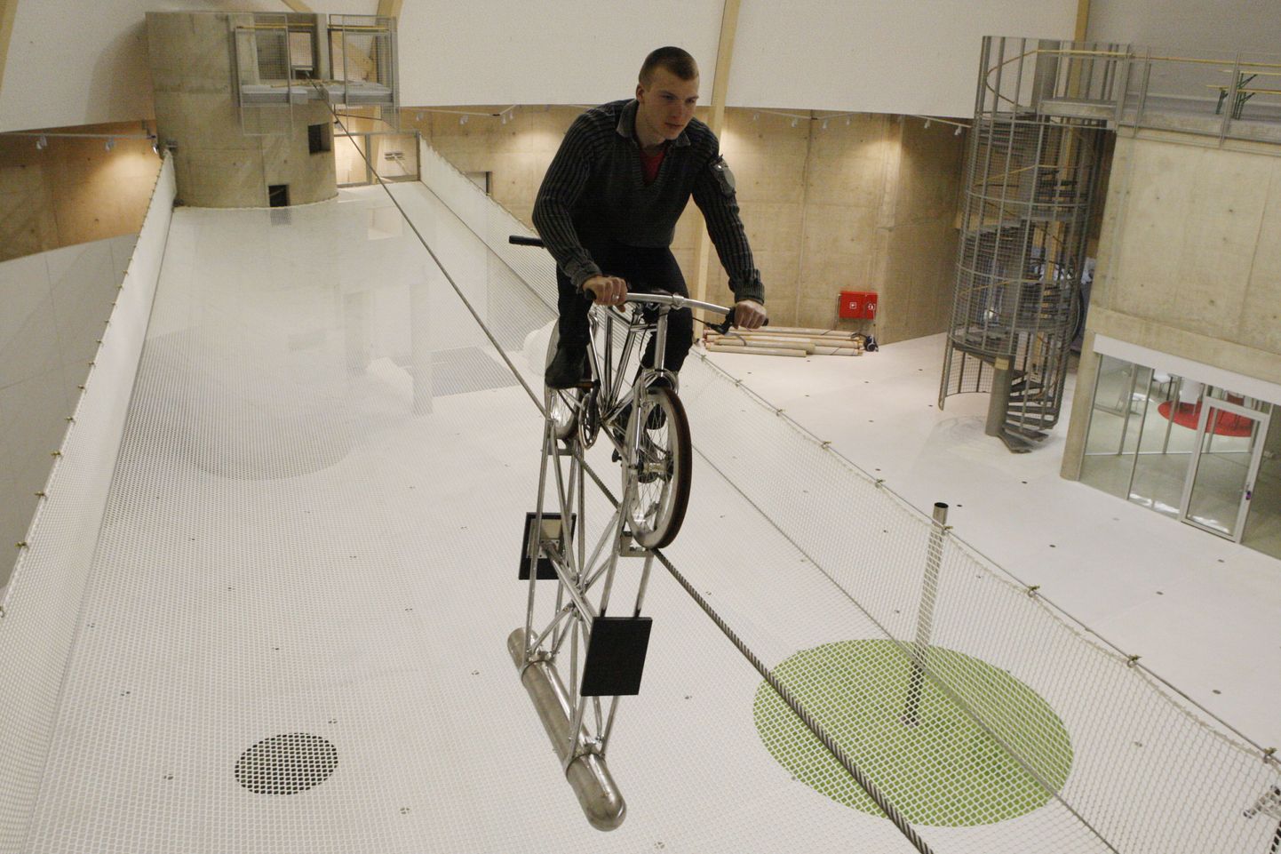 Teaduskeskuses Ahhaa on üles pandud esimene atraktsioon - köisjalgratas (pildil sõidab jalgrattaga Kaarel Sild).