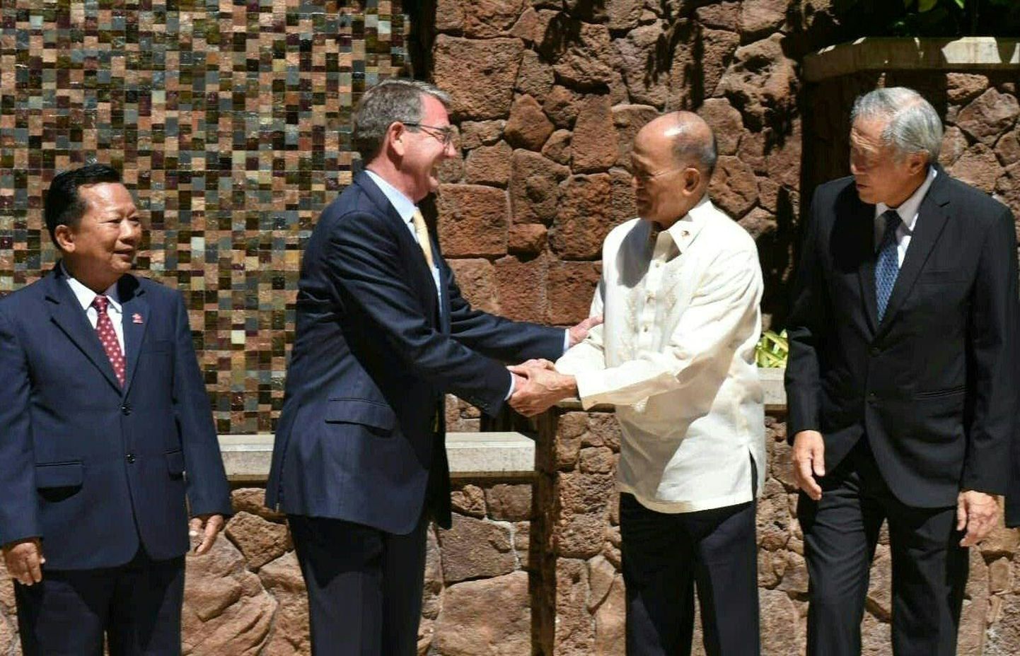 USA kaitseminister Ashton Carter kätlemas ASEAN-i kaitseministrite kohtumisel Filipiini ametivenna Delfin Lorenzanaga.