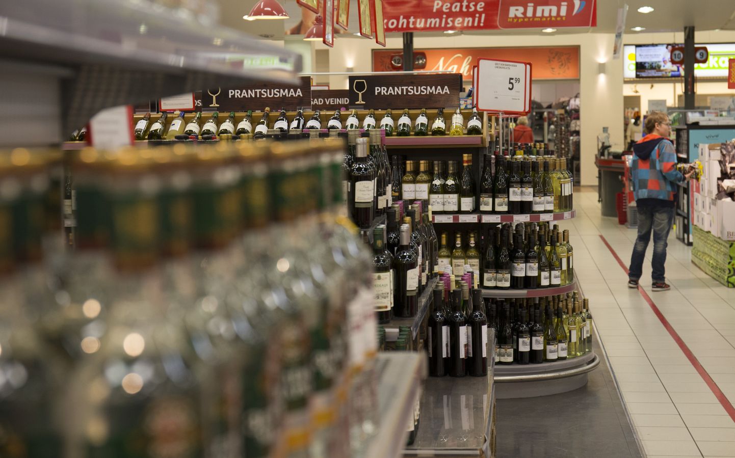Alkoholi müüakse praegu toidupoodides muude kaupade kõrval.
