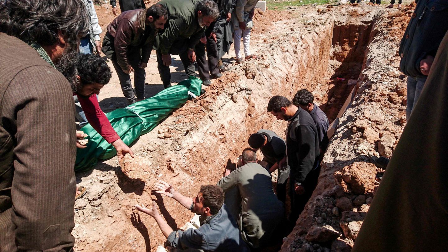 Süürias aset leidnud keemiarünnakute ohvrite matmine.