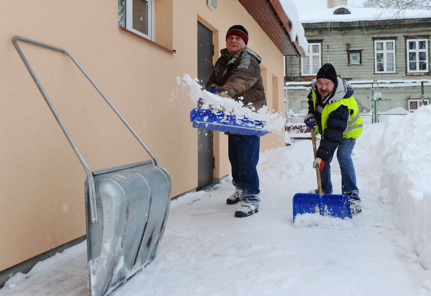 Зимой безработных в Таллинне привлекли к уборке снега.