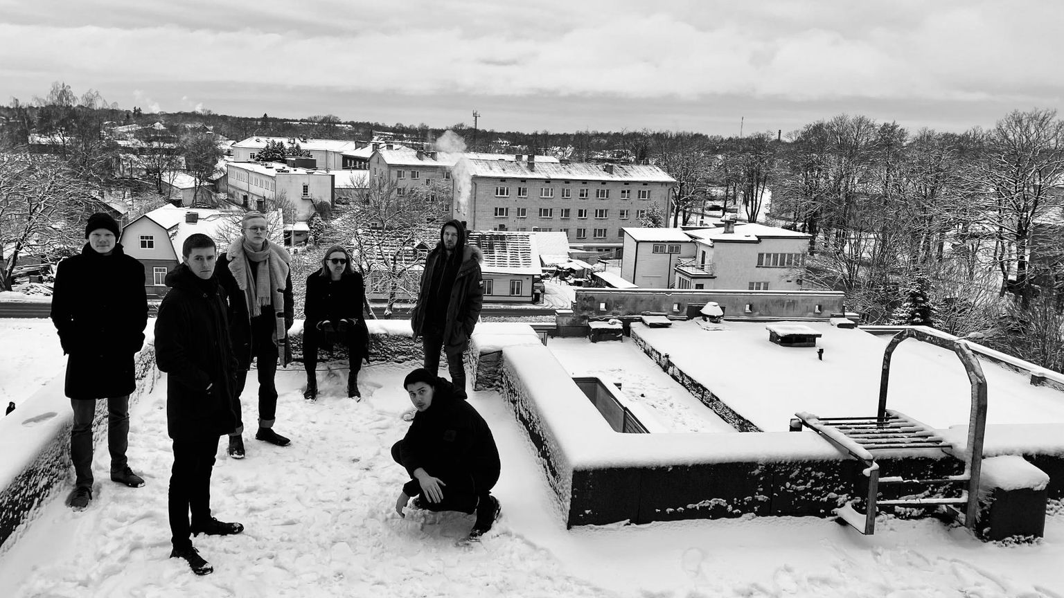 Paide teatri trupp Paide muusika- ja teatrimaja katusel: Kenn-Eerik Kannike, Harri Ausmaa, Oliver Issak, Jan Teevet, Johannes Richard Sepping ja Kirill Havanski.