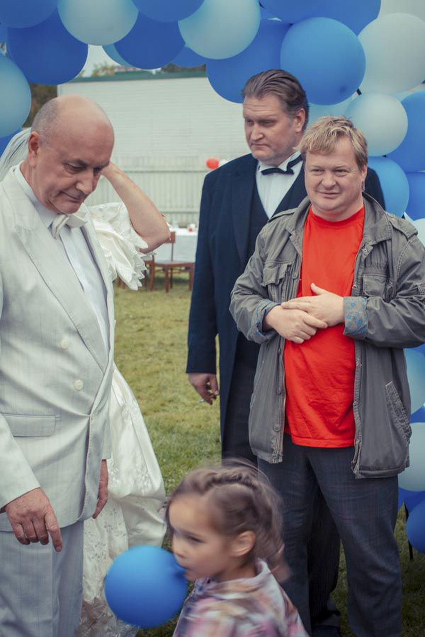 Andres Maimik (paremal) koos näitlejate Indrek Taalmaa ja Eero Spriidiga «Hõbepulma» võtetel