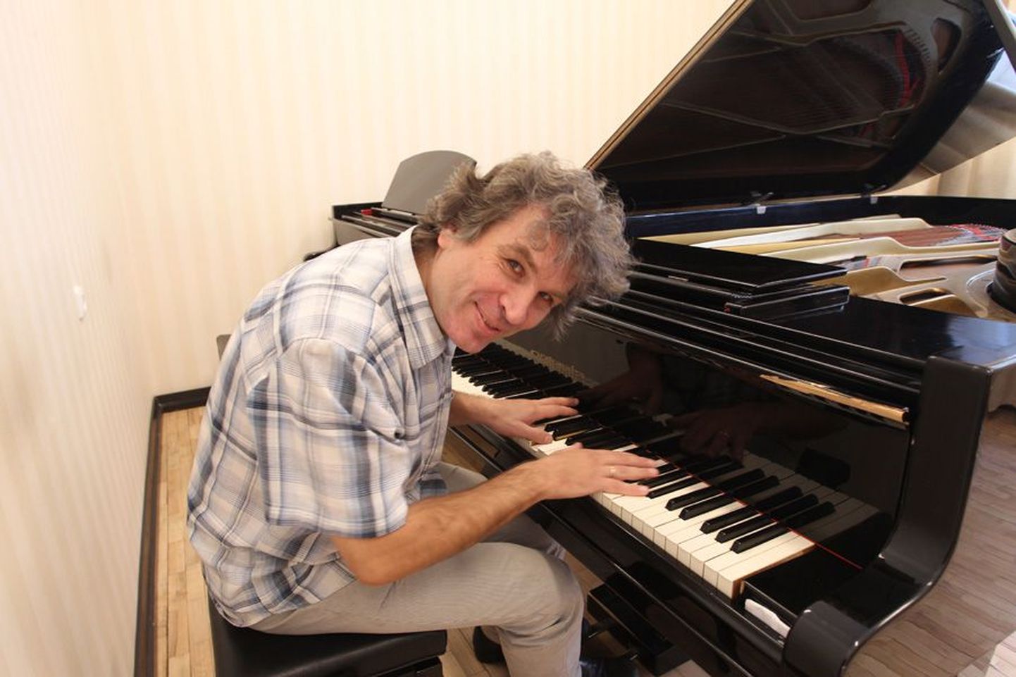 Virtuoosne pianist Tanel Joamets annab esmaspäeva õhtul kontserdi pärimusmuusika aidas.