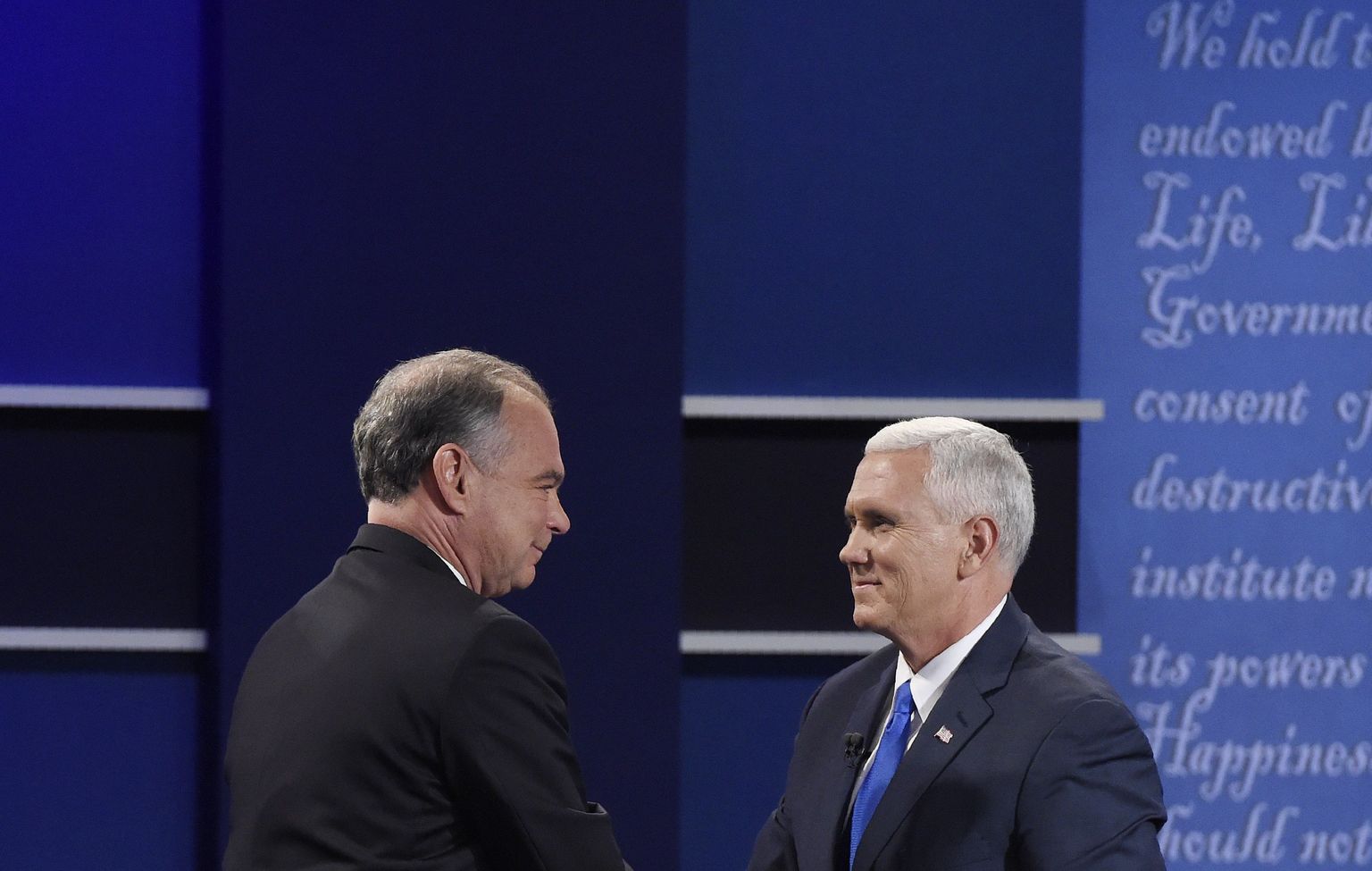Asepresidendikandidaadid demokraat Tim Kaine ja vabariiklane Mike Pence pidasid maha tulise väitluse.