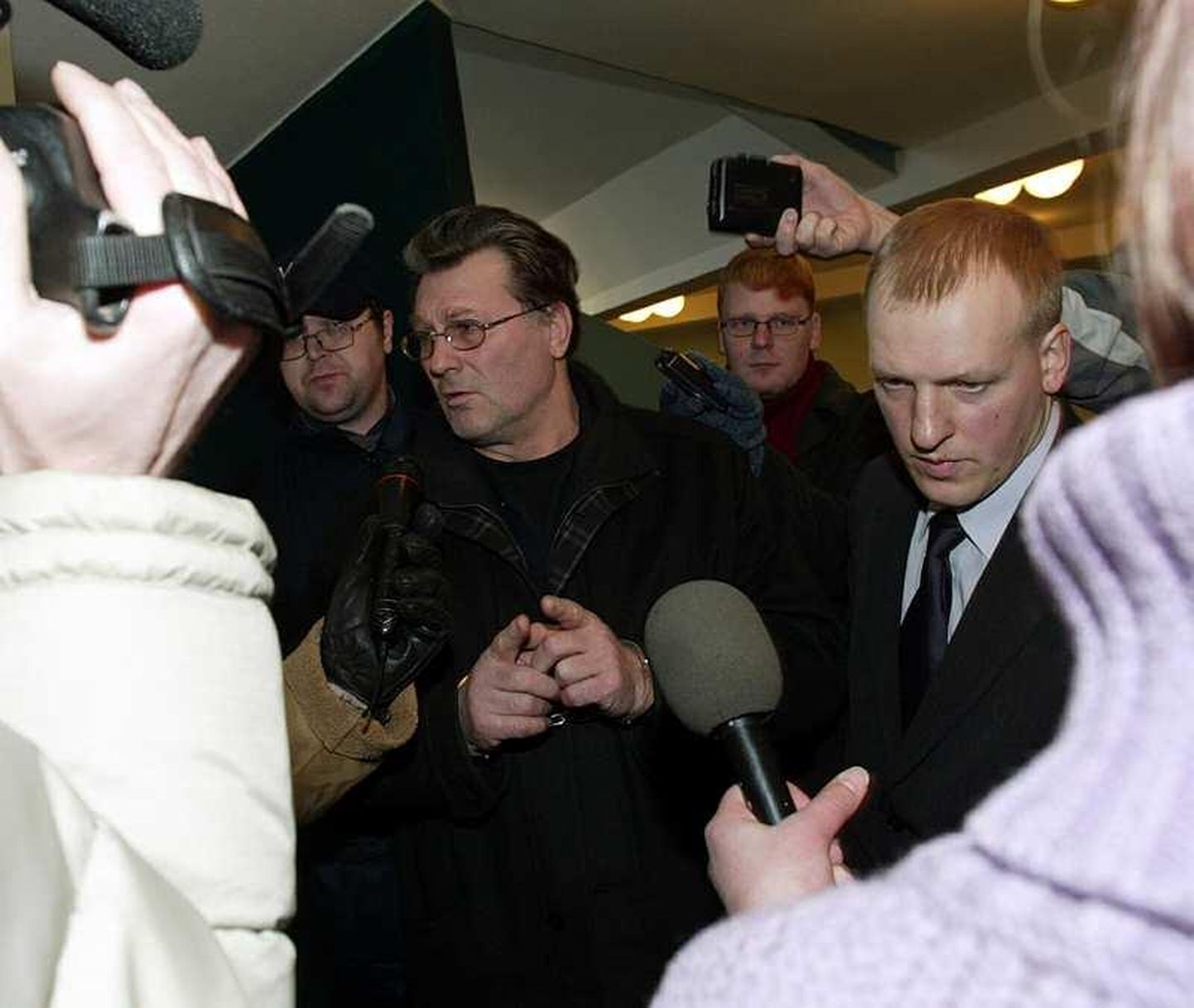 Raudus kätega abilinnapea Vladimir Panov 2003. aastal ajakirjanike piiramisrõngas.