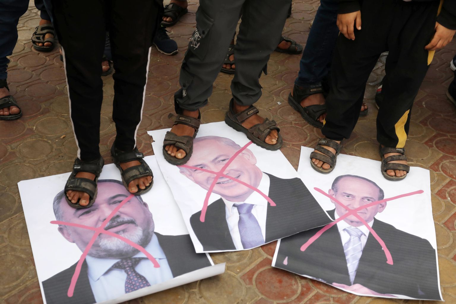 Palestiinlased Gaza sektoris tallavad Iisraeli vastse valitsuse ministrite piltidel reaktsiooniks paremäärmusliku riikliku julgeoleku ministri Itamar Ben-Gviri provokatiivsele külaskäigule Al-Aqsa mošeekompleksi.