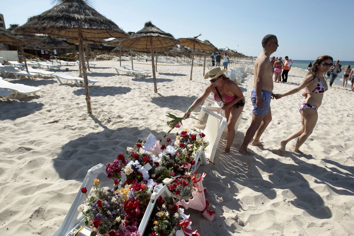 Цветы в память о погибших на пляже в городе Сус.
