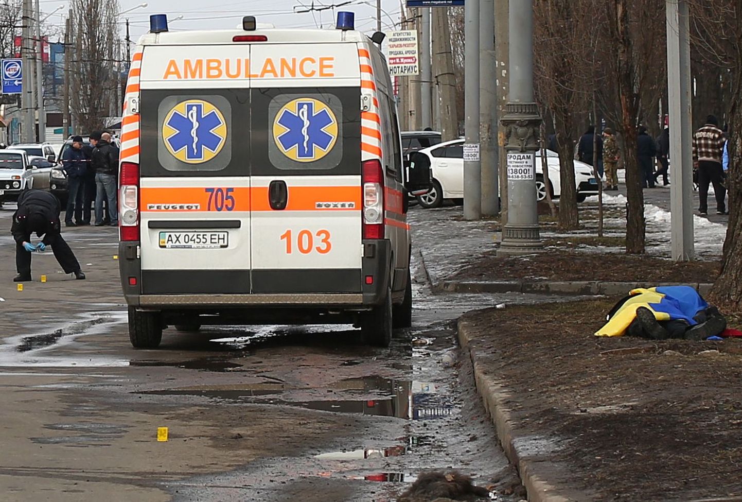Карета скорой помощи на месте взрыва в Харькове.