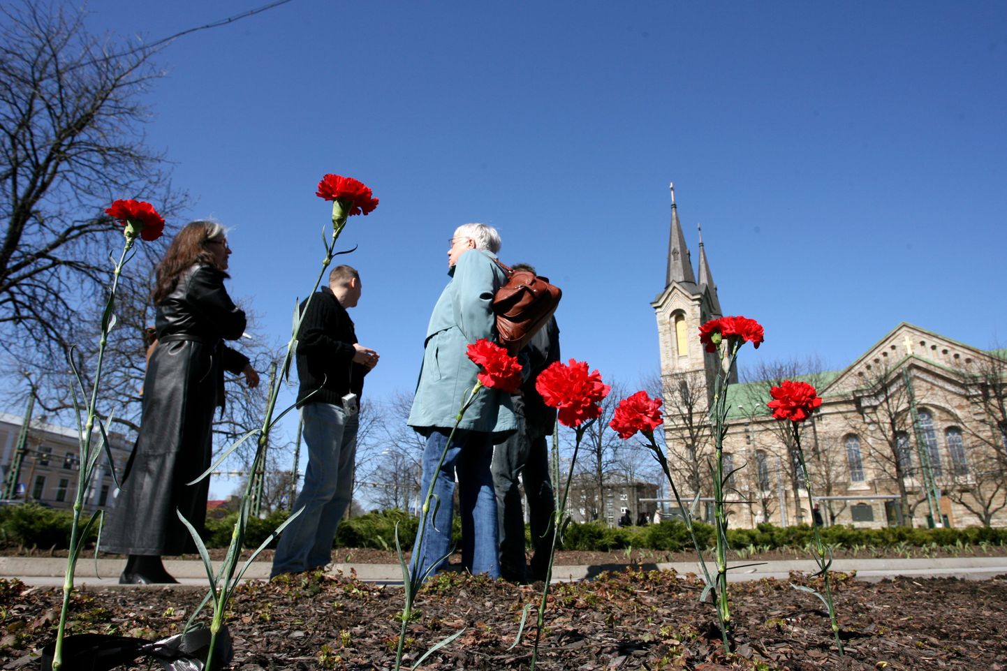 26 апреля 2010 года. Третья годовщина апрельских событий. Цветы на Тынисмяги на том месте, где стоял до переноса на Военное кладбище Бронзовый солдат.