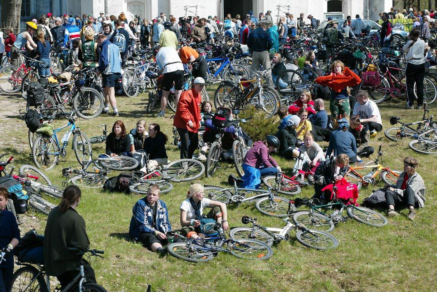 Fotomeenutus 2003. aasta maist, kui roheliste rattaretk viimati Viljandimaale tõi.