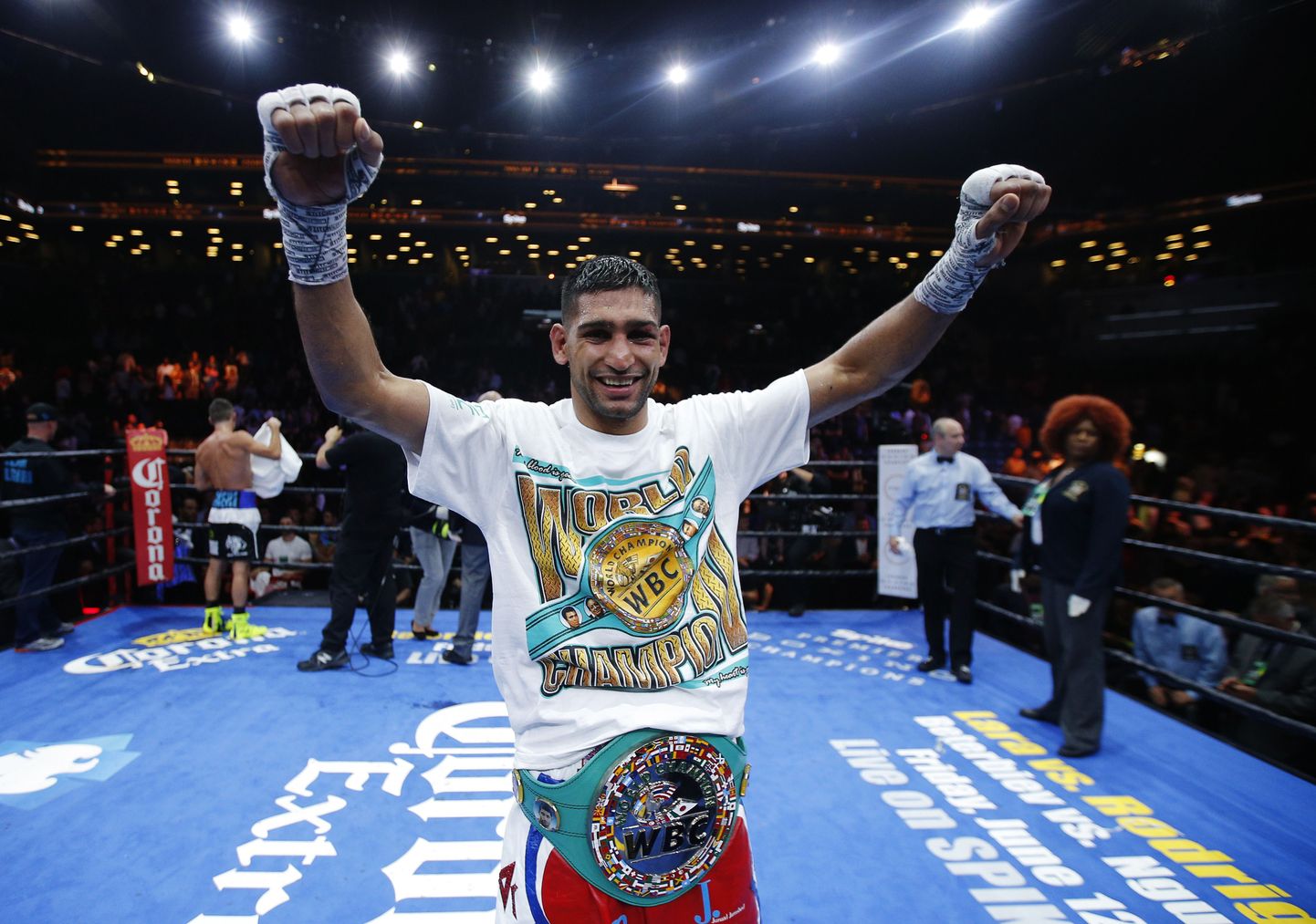 Boxing - Amir Khan v Chris Algieri - Barclays Center, Brooklyn, New York City, United States of America - 29/5/15
Amir Khan celebrates winning the fight
Action Images via Reuters / Andrew Couldridge
Livepic