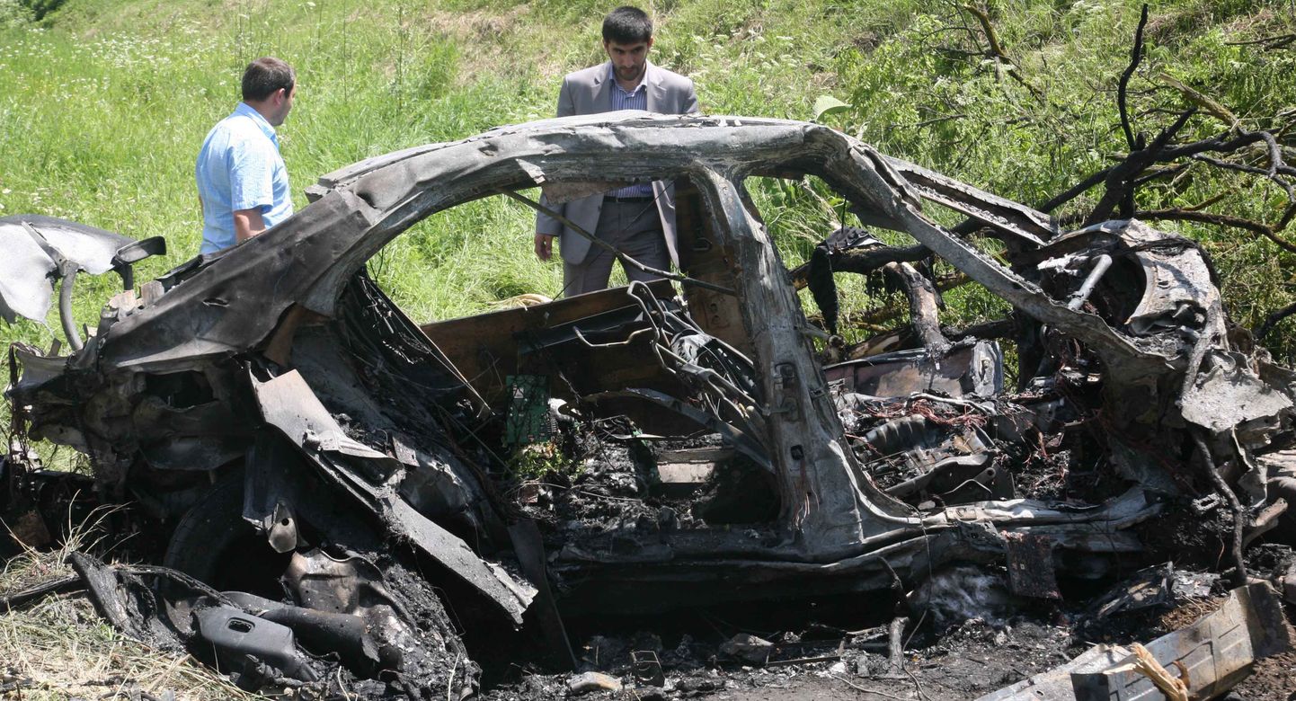 Politsei uurib Inguššia presidendi Junus-Bek Jevkurovi põlenud autot.