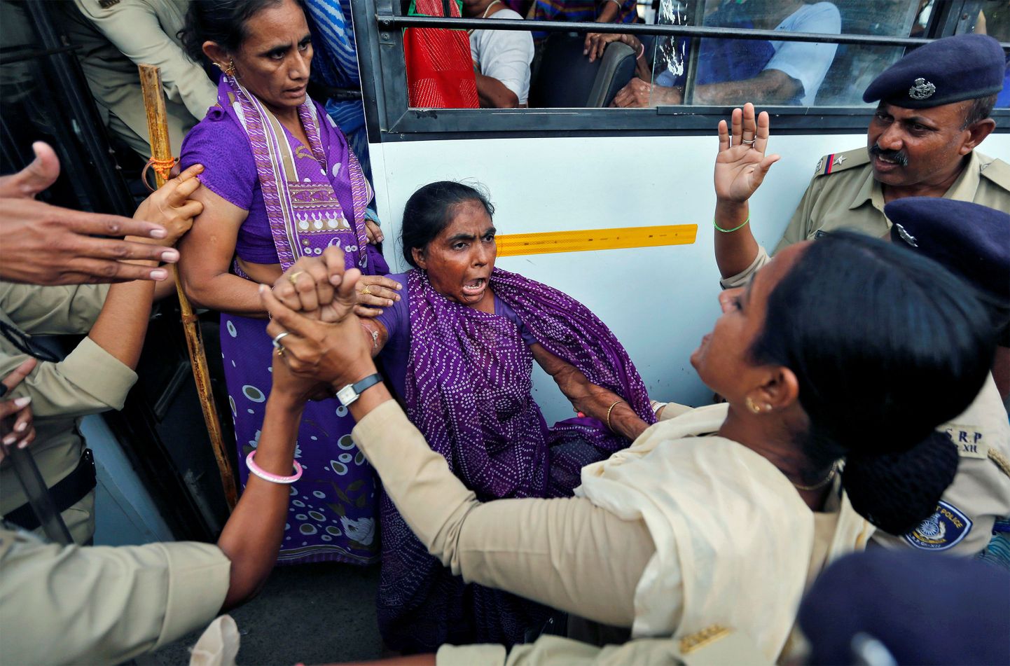 Daliti kastist naine reageerimas, kui politsei üritab teda protesti käigus kinni pidada.
