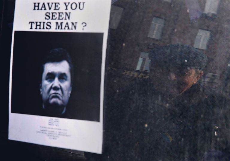 «Kas olete näinud seda meest?» Ukraina endise presidendi Viktor Janukovõtši tagaotsimiskuulutus auto aknaklaasil Kiievi kesklinnas.