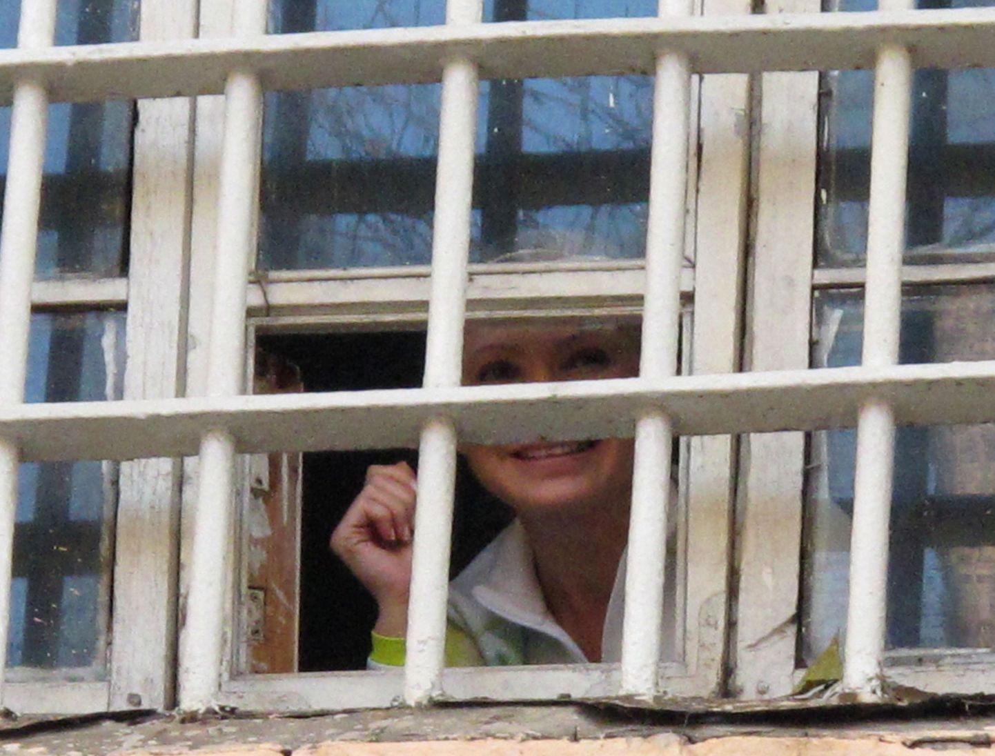 Julia Tõmošenko lehvitas 4. novembril oma vanglaaknast poolehoidjatele.