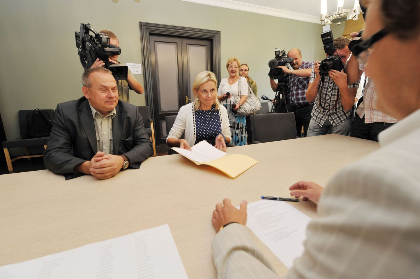 Keskerakonna fraktsiooni esindajad Aivar Riisalu ja Kadri Simson andsid  valimiskogule üle Indrek Tarandi presidendiks kandideerimise avalduse.