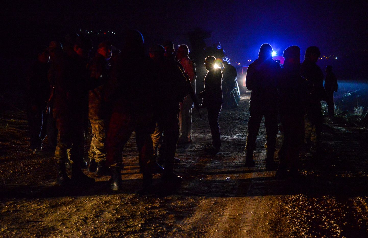 Inimesed kogunevad õnnetuspaiga juurde Türgi kaguosas Diyarbakiri linna lennujaama lähistel.