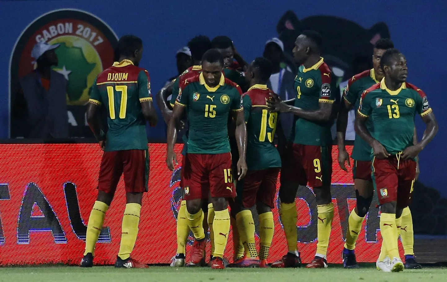 Kameruni mängijad väravat tähistamas.