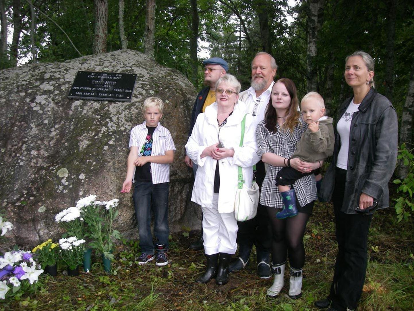 Luuletaja Erni Hiire lähedased seisavad oma tuntud eelkäija auks paigaldatud mälestustahvli ees.