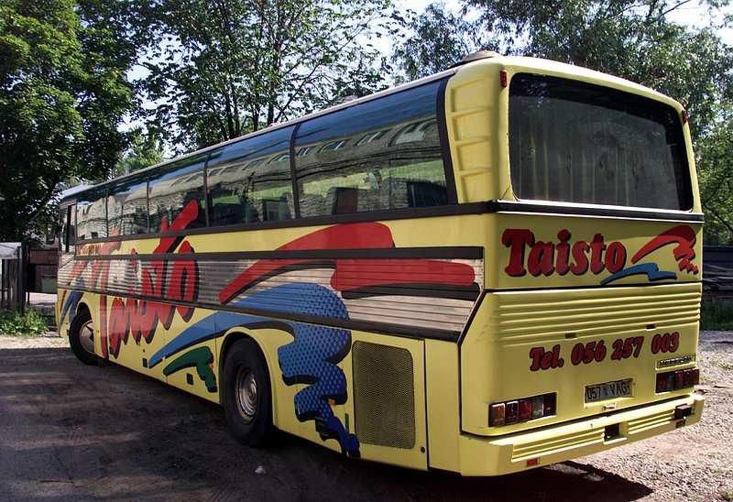 Pildil on bussifirma Taisto buss. Illustreeriv foto.
