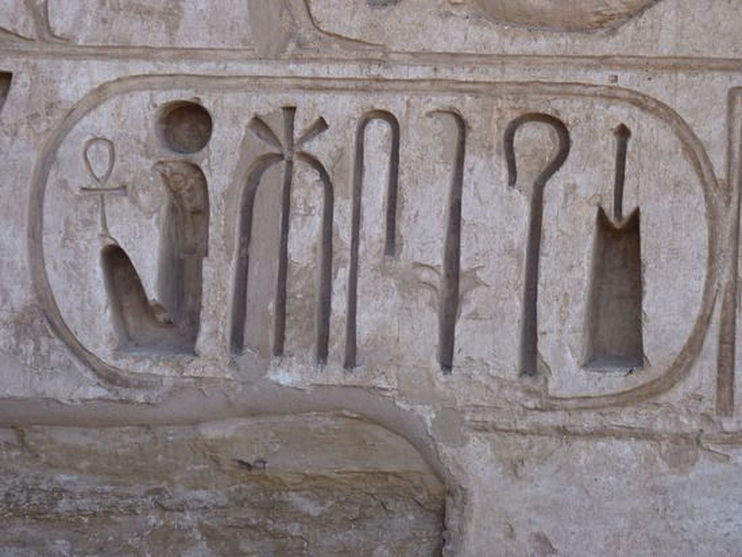 Картуш фараона Рамсеса II (иероглифы читаются слева направо).