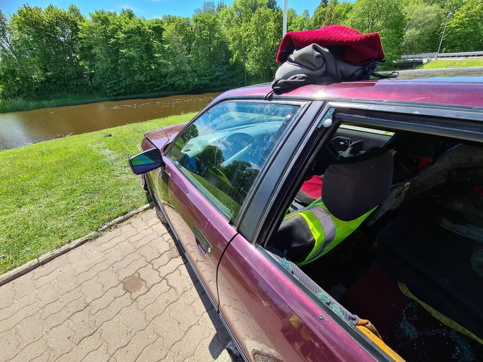Mustvee vallas sõitis kolme reisijaga auto jõkke, üks inimene hukkus.