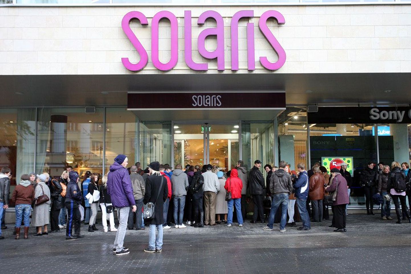 Solarise keskuse avamine meelitas kohale seltskonnategelaste koorekihi.