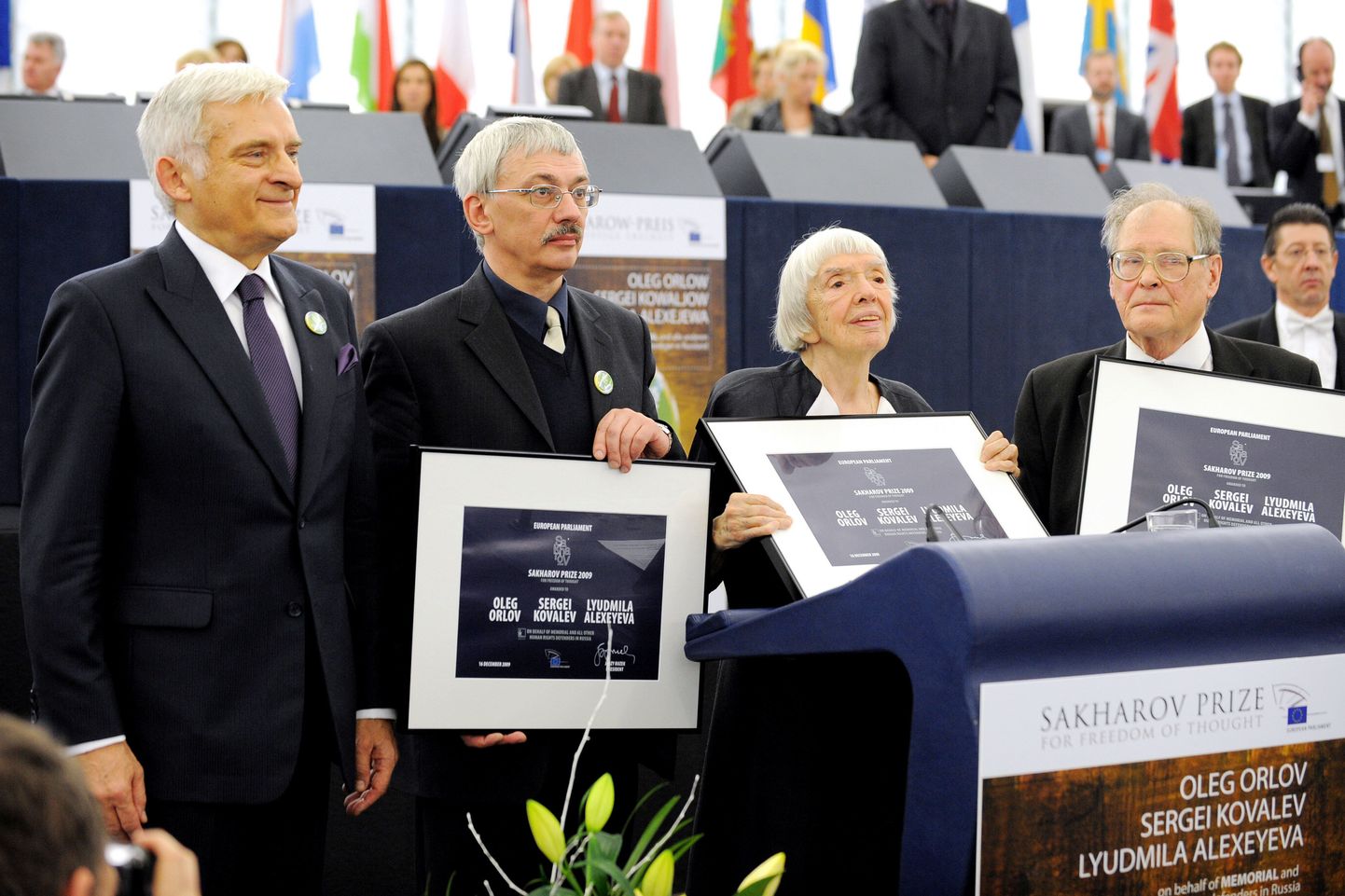 Tänavuse Sahharovi preemia laureaadid Oleg Orlov (vasakult teine), Ljudmilla Aleksejeva (paremalt teine) ja Sergei Kovaljov (paremal) poseerivad koos Euroopa Parlamendi president Jerzy Buzekiga (vasakul).