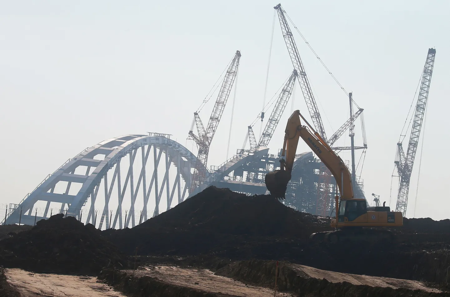 Строительство Керченского моста, который должен будет соединить Крым с Россией.